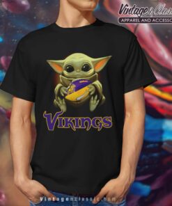 Baby Yoda hug Minnesota Vikings Black Men T Shirt