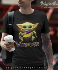 Baby Yoda hug Minnesota Vikings Men T Shirt